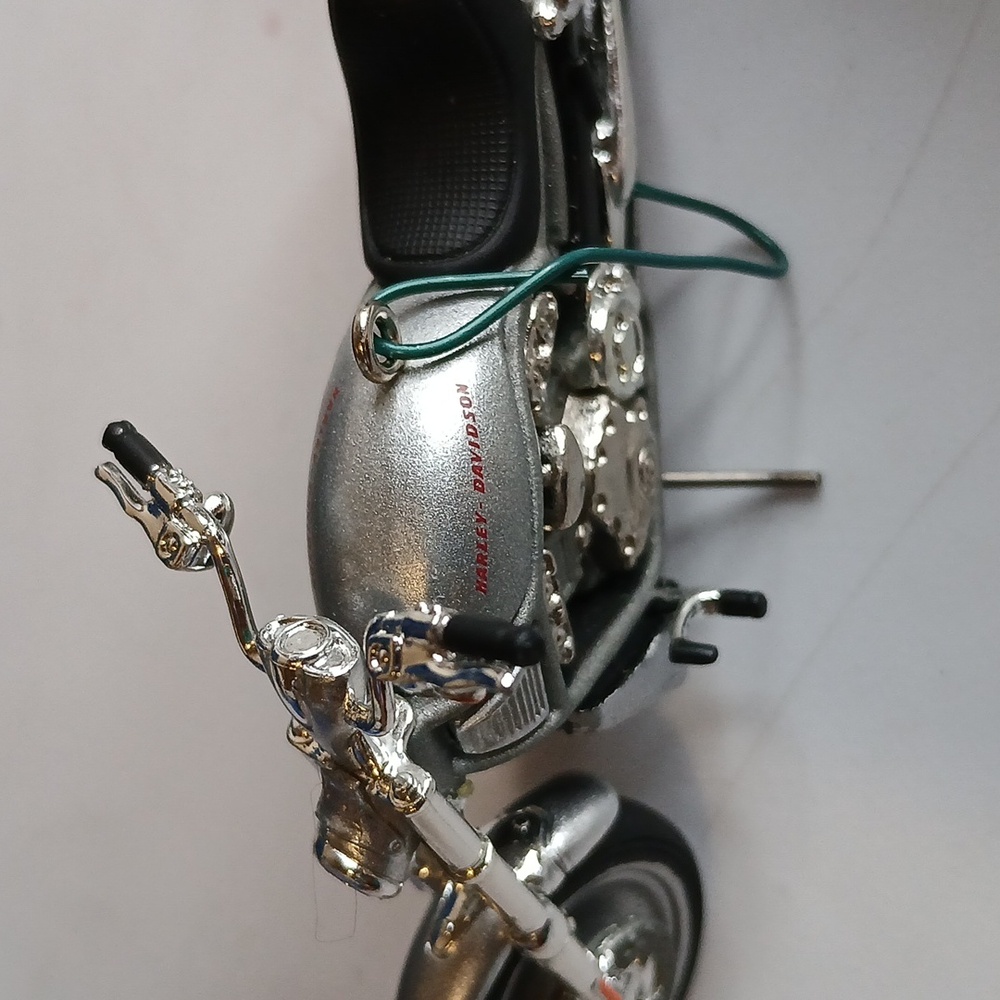 Hallmark Harley-Davidson 2002 VRSCA V-Rod Keepsake Ornament - Picture 7 of 8